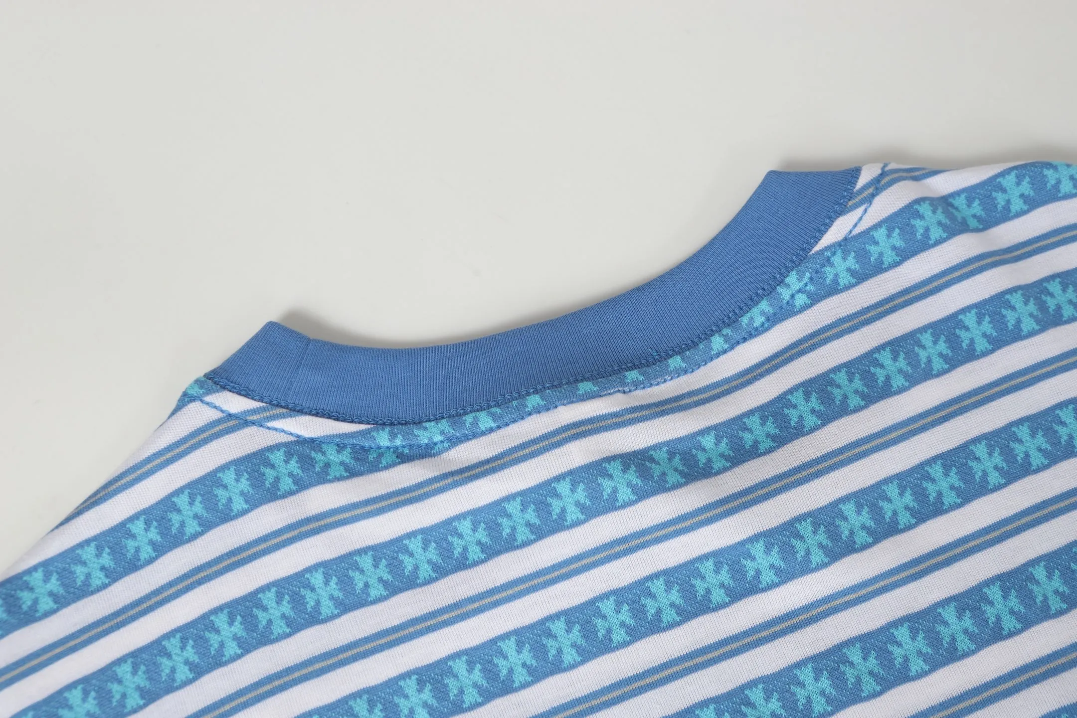 P160 -Chrome Hearts/Chrome Hearts 25ss season's most popular striped yarn-dyed short-sleeved T-shirt -High weight, high density and high quality. The wool is soft, delicate and skin-friendly. It feels soft and silky. It has excellent warmth and skin-friendly properties. -Custom-woven and dyed, no color difference, no matter the fabric or workmanship details. Overwhelms the ordinary version on the market. -Colour: Gray Blue Green -Size: S M L XL